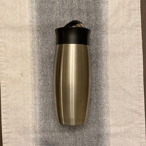 Like new flip top cocktail shaker